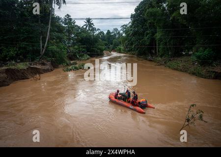 Luwu, Indonesien. Mai 2024. Rettungsteams suchen nach vermissten Opfern nach Sturzfluten im Unterbezirk Suli, Luwu Regency. Überschwemmungen von 3 Metern Tiefe haben 13 Unterbezirke getroffen, da Wasser und Schlamm das Gebiet bedeckten und 14 Menschen töteten. Mehr als 1.000 Häuser waren betroffen und 42 wurden von den Überschwemmungen weggefegt. Quelle: SOPA Images Limited/Alamy Live News Stockfoto