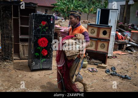 Luwu, Indonesien. Mai 2024. Die Bewohner suchen nach Gegenständen, die noch aus den Ruinen der Überschwemmung im Unterbezirk Suli, Luwu Regency, verwendet werden können. Überschwemmungen von 3 Metern Tiefe haben 13 Unterbezirke getroffen, da Wasser und Schlamm das Gebiet bedeckten und 14 Menschen töteten. Mehr als 1.000 Häuser waren betroffen und 42 wurden von den Überschwemmungen weggefegt. Quelle: SOPA Images Limited/Alamy Live News Stockfoto