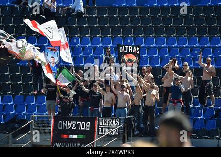 Pisa, Italien. Mai 2024. Fans von Sudtirol während Pisa SC vs. FC Sudtirol, italienisches Fußball-Spiel der Serie B in Pisa, Italien, 04. Mai 2024 Credit: Independent Photo Agency/Alamy Live News Stockfoto