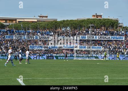 Pisa, Italien. Mai 2024. Fans von Pisa während Pisa SC vs. FC Sudtirol, italienisches Fußball-Spiel der Serie B in Pisa, Italien, 04. Mai 2024 Credit: Independent Photo Agency/Alamy Live News Stockfoto