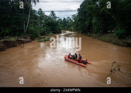 Luwu, Indonesien. Mai 2024. Rettungsteams suchen nach vermissten Opfern nach Sturzfluten im Unterbezirk Suli, Luwu Regency. Überschwemmungen von 3 Metern Tiefe haben 13 Unterbezirke getroffen, da Wasser und Schlamm das Gebiet bedeckten und 14 Menschen töteten. Mehr als 1.000 Häuser waren betroffen und 42 wurden von den Überschwemmungen weggefegt. (Foto: Hariandi Hafid/SOPA Images/SIPA USA) Credit: SIPA USA/Alamy Live News Stockfoto