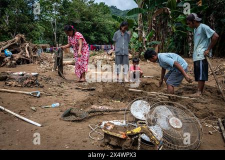 Luwu, Indonesien. Mai 2024. Die Bewohner suchen nach Gegenständen, die noch aus den Ruinen der Überschwemmung im Unterbezirk Suli, Luwu Regency, verwendet werden können. Überschwemmungen von 3 Metern Tiefe haben 13 Unterbezirke getroffen, da Wasser und Schlamm das Gebiet bedeckten und 14 Menschen töteten. Mehr als 1.000 Häuser waren betroffen und 42 wurden von den Überschwemmungen weggefegt. (Foto: Hariandi Hafid/SOPA Images/SIPA USA) Credit: SIPA USA/Alamy Live News Stockfoto