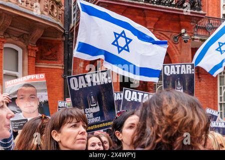 Botschaft von Katar, London, Großbritannien. Mai 2024. Eine Kundgebung vor der Botschaft von Katar, um die sofortige Freilassung der israelischen Geiseln zu fordern, die von der Hamas 212 Tage lang festgehalten wurden, und Katar zu drängen, seiner Verantwortung nachzukommen, um dieser unerträglichen Situation ein Ende zu bereiten. Foto: Amanda Rose/Alamy Live News Stockfoto