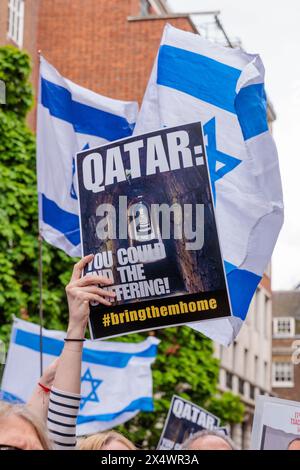 Botschaft von Katar, London, Großbritannien. Mai 2024. Eine Kundgebung vor der Botschaft von Katar, um die sofortige Freilassung der israelischen Geiseln zu fordern, die von der Hamas 212 Tage lang festgehalten wurden, und Katar zu drängen, seiner Verantwortung nachzukommen, um dieser unerträglichen Situation ein Ende zu bereiten. Foto: Amanda Rose/Alamy Live News Stockfoto