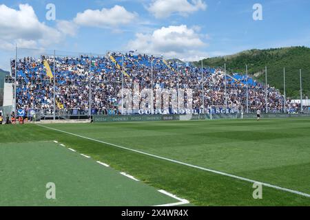 Brixia, Italien. Mai 2024. Fans des Brescia Calcio FC während des italienischen Fußballspiels der Serie B zwischen Brescia Calcio FC und Calcio Lecco 1912 im Mario Rigamonti Stadium am 5. Mai 2024 in Brixia, Italien. Quelle: Roberto Tommasini/Alamy Live News Stockfoto