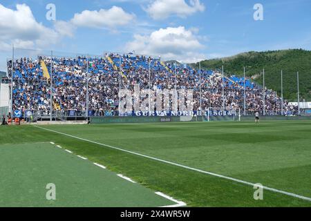 Brixia, Italien. Mai 2024. Fans des Brescia Calcio FC während des italienischen Fußballspiels der Serie B zwischen Brescia Calcio FC und Calcio Lecco 1912 im Mario Rigamonti Stadium am 5. Mai 2024 in Brixia, Italien. Quelle: Roberto Tommasini/Alamy Live News Stockfoto