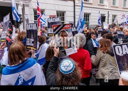 Botschaft von Katar, London, Großbritannien. Mai 2024. Eine Kundgebung vor der Botschaft von Katar, um die sofortige Freilassung der israelischen Geiseln zu fordern, die von der Hamas 212 Tage lang festgehalten wurden, und Katar zu drängen, seiner Verantwortung nachzukommen, um dieser unerträglichen Situation ein Ende zu bereiten. Foto: Amanda Rose/Alamy Live News Stockfoto