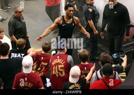 Cleveland, Usa. Mai 2024. Donovan Mitchell (45) verlässt das Spielfeld an Fans vorbei, bevor die Cavaliers das 7. Spiel der Eastern Conference gegen die Orlando Magic im Rocket Mortgage Fieldhouse in Cleveland, Ohio, am 5. Mai 2024 eröffnen. Foto: Aaron Josefczyk/UPI Credit: UPI/Alamy Live News Stockfoto