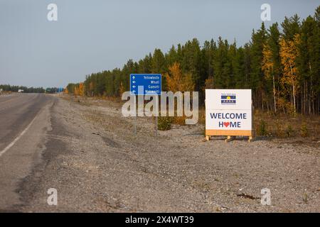 Schild „Welcome Home“ entlang der Autobahn, die nach Yellowknife führt, nach dreiwöchiger Evakuierung eines Waldfeuers, Nordwest Territories, Kanada. Stockfoto