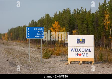 Schild „Welcome Home“ entlang der Autobahn, die nach Yellowknife führt, nach dreiwöchiger Evakuierung eines Waldfeuers, Nordwest Territories, Kanada. Stockfoto