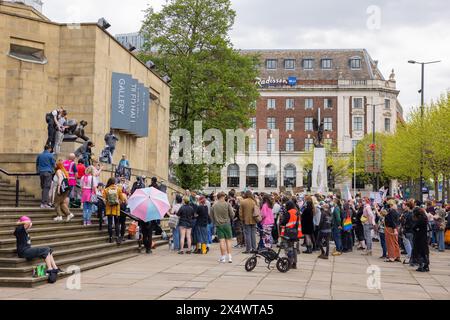 Leeds, Großbritannien. MAI 2024. Während sich Demonstranten vor der Kunstgalerie von Leeds versammelten, um gegen den CASS-Bericht über die medizinische Behandlung von Transgender-Kindern und jungen Erwachsenen zu protestieren, nahmen an der Demonstration etwa 250 Personen Teil, darunter mehrere „Auditoren“ unter der Leitung des populären youtubers Marti Blagborough. die Stimmung war extrem angespannt, es wurden jedoch keine Festnahmen vorgenommen. Credit Milo Chandler/Alamy Live News Stockfoto