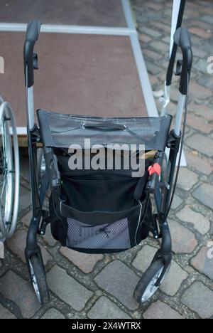 Active City Festival Flensburg Active City Festival Flensburg. Hier: Ein Rollator mit Einkaufskorb. Aufnahme vom 05.05.2024, Flensburg, *** Active City Festival Flensburg Active City Festival Flensburg hier ein Rollator mit Warenkorb Foto aufgenommen am 05 05 2024, Flensburg, Stockfoto