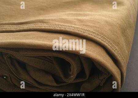 Nahaufnahme einer beigefarbenen Denim-Jeans. Stockfoto