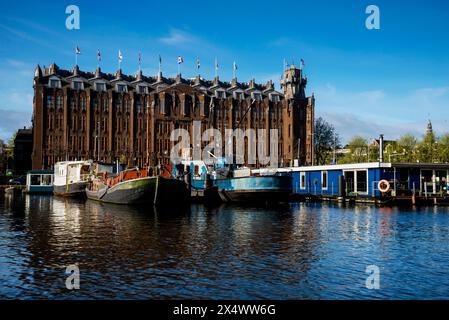 Leiterfenster und abgeschnittener Turm des Schifffahrtshauses auf der Prins Hendrikkade in Amsterdam, Niederlande. Stockfoto