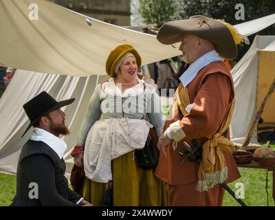 Malmesbury, Wiltshire, England - Samstag, 4. Mai 2024. Das „Colonel Devereuxs Regiment“ kommt in die Stadt Malmesbury, um den Impor nachzustellen Stockfoto