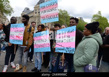 Beaucoup de Monde contre la transphobie et le projet de loi des républicains sont venus Protester dans la bonne humeur Place de la république à Paris Stockfoto