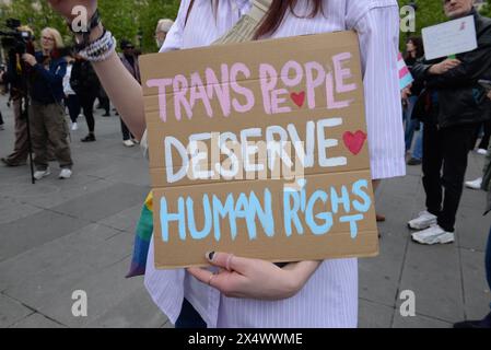 Beaucoup de Monde contre la transphobie et le projet de loi des républicains sont venus Protester dans la bonne humeur Place de la république à Paris Stockfoto