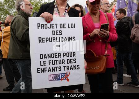 Beaucoup de Monde contre la transphobie et le projet de loi des républicains sont venus Protester dans la bonne humeur Place de la république à Paris Stockfoto