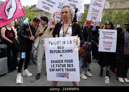 Beaucoup de Monde contre la transphobie et le projet de loi des républicains sont venus Protester dans la bonne humeur Place de la république à Paris Stockfoto