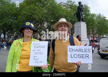 London, UK, 5. Mai 2024. Aktivisten der Druckgruppe Republik wandelten mit einem riesigen Modell eines Tyrannasorus rex namens Chuck the Rex auf dem Trafalgar Square, nachdem eine frühere Kundgebung nach einem gewählten Staatsoberhaupt und der Abschaffung der britischen Monarchie aufgerufen hatte. Die Gruppe vermutet, dass der kronen tragende Dinosaurier aus einem anderen Alter stammt und in der modernen Gesellschaft nicht kompatibel ist. Morgen feiert König Karl III. Den ersten Jahrestag der Krönung mit der Gruppe, die den 5. Mai zum "Tag der Republik" ernennt. Quelle: Eleventh Photography/Alamy Live News Stockfoto