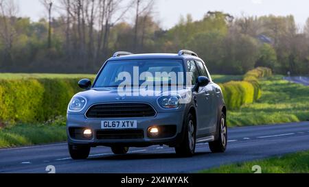 Bicester, UK - 21. April 2024: 2017 grauer Mini Countryman Cooper Oldtimer, der auf einer britischen Straße fährt Stockfoto