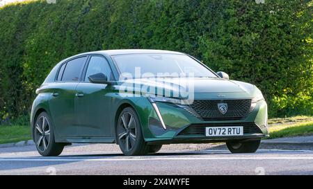 Bicester, UK- 21. April 2024:2022 Green Peugeot 308 gt Oldtimer, der auf einer britischen Straße fährt Stockfoto