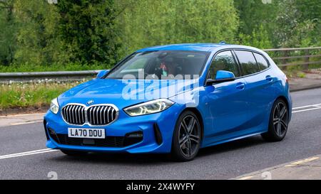 Milton Keynes, UK - 3. Mai 2024: 2020 blauer BMW 118 M Sportwagen auf britischer Straße Stockfoto