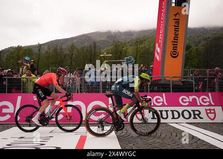 Santuario Di Oropa, Italien. Mai 2024. Daniel Felipe Martinez (Bora - Hansgrohe), Geraint Thomas (Ineos Grenadiers) während der zweiten Etappe des Giro d’Italia von San Francesco al Campo nach Santuario di Oropa, 5. Mai 2024 Italien. (Foto: Massimo Paolone/Lapresse) Credit: LaPresse/Alamy Live News Stockfoto