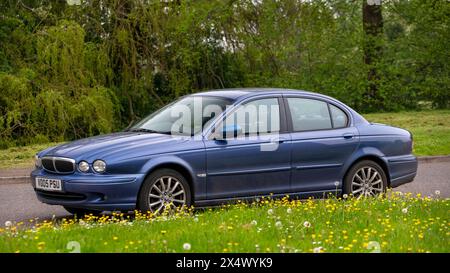 Milton Keynes, Großbritannien - 2. Mai 2024:2005 blauer Jaguar X-Dieselwagen, der auf einer britischen Straße fährt Stockfoto