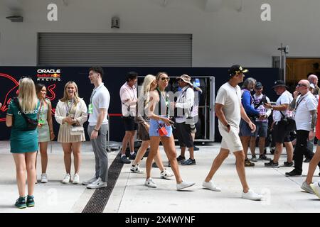 Miami, USA. Mai 2024. Fans laufen vor dem F1 Grand Prix von Miami am 5. Mai 2024 im Miami International Autodrome durch das Fahrerlager. (Foto: JC Ruiz/SIPA USA) Credit: SIPA USA/Alamy Live News Stockfoto