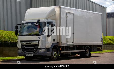 Milton Keynes, Großbritannien - 5. Mai 2024: 2022 weißer DAF-Lkw auf einer britischen Straße Stockfoto