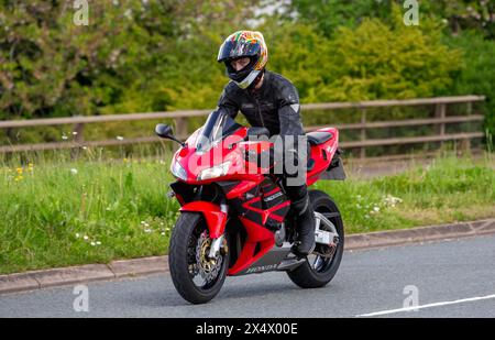 Milton Keynes, Großbritannien - 5. Mai 2024: 2003 rotes Honda CBR 600 RR 3 Motorrad auf einer britischen Straße Stockfoto