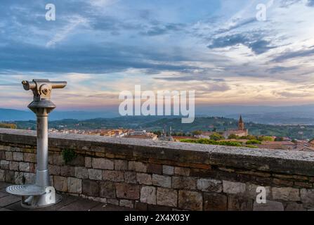 Blick auf die wunderschöne Landschaft Umbriens bei Sonnenuntergang von der Panoramaterrasse Perugia Stockfoto