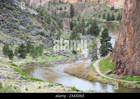 Crooked River schlängelt sich durch den Smith Rock State Park in Zentral-Oregon Stockfoto