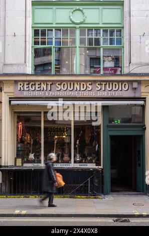 London, Vereinigtes Königreich – 29. April 2024: Regent Sounds Store – ehemaliges Tonstudio und Tonstudio Stockfoto