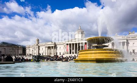 London, Großbritannien - 24. März 2024; sonniger Tag am Trafalgar Square mit Brunnen vor der National Gallery Stockfoto