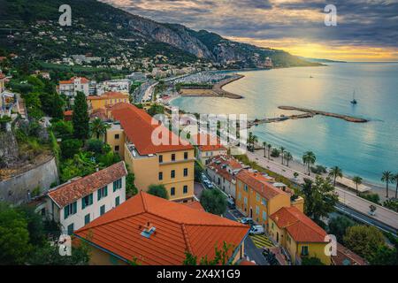 Fantastische Aussicht aus der Luft mit wunderschönen Gebäuden am Meer an der riviera, Menton, Provence Alpes Cote d Azur, Frankreich, Europa Stockfoto