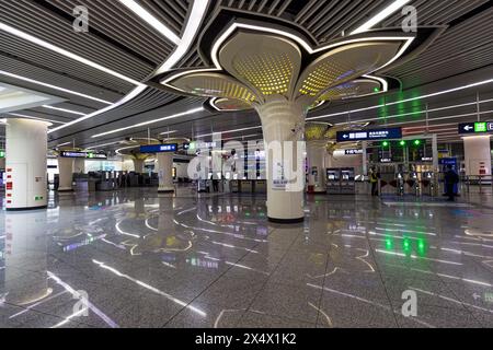 Peking, 14. April 2024: Cao Qiao Caoqiao Beijing Daxing Airport Express MRT Metro Station in Peking, China. Stockfoto