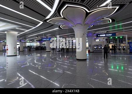 Peking, 14. April 2024: Cao Qiao Caoqiao Beijing Daxing Airport Express MRT Metro Station in Peking, China. Stockfoto