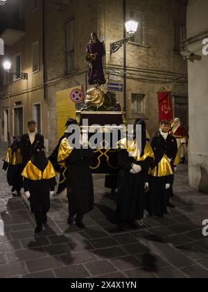 Chieti, Italien - 29. März 2024: Kapuzengläubige tragen die Statue der Madonna in einer Prozession Stockfoto