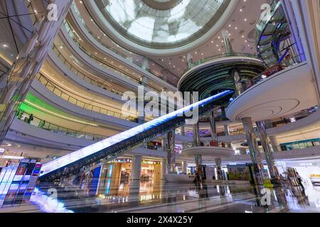 Shenzhen – 11. April 2021: Longgang Wanda Plaza befindet sich im Longgang District, Shenzhen. Stockfoto