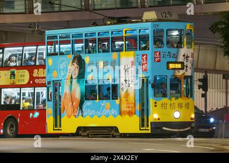 Hongkong - April 2024: Hong Kong Tramways ist ein öffentlicher Nahverkehr. Hong Kong Ding Ding mit klassischem und einzigartigem Stil der Doppelstockbahn. Stockfoto