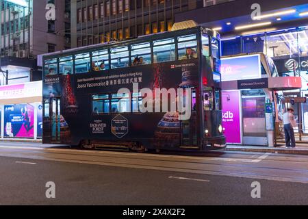 Hongkong - April 2024: Hong Kong Tramways ist ein öffentlicher Nahverkehr. Hong Kong Ding Ding mit klassischem und einzigartigem Stil der Doppelstockbahn. Stockfoto