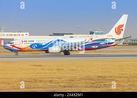China Vereinigte im April 2024 Flugzeuge der Boeing 737 mit Phoenix-Lackierung am Flughafen Shanghai in China Stockfoto