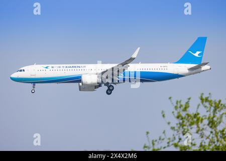 Airbus A320 von Xiamen Airliners am Flughafen Shanghai Hongqiao in China im April 2024 Stockfoto