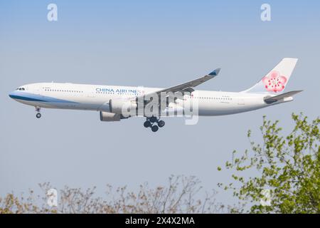 Boeing A 330 von China Airliners am Shanghai Hongqiao Airport in China im April 2024 Stockfoto