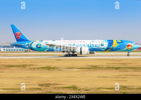 Boeing 777 von China Airliner mit Sonderfarben „WorldSkills Shanghai 2022“ am Flughafen Peking Daxing (PKX) in China im April 2024 Stockfoto