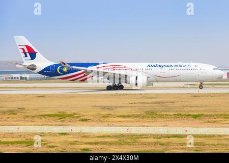 Malaysia A 330 Flugzeuge am Flughafen Peking in China im April 2024 Stockfoto