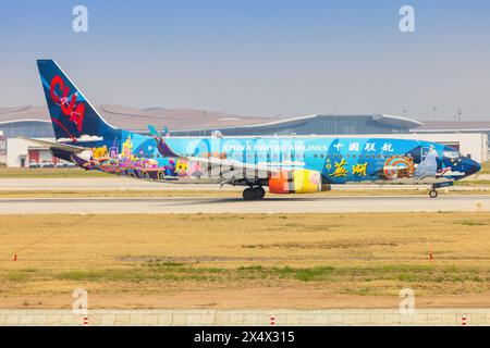 China Vereinigte Boeing 737 Flugzeuge mit der Stadt Wuhu am Flughafen Shanghai in China im April 2024 Stockfoto