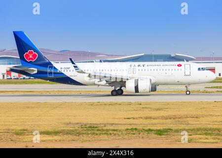 Airbus A320 von Qingdao Airliners am Flughafen Daxing Peking in China im April 2024 Stockfoto